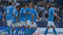 Futbalisti Neapolu oslavujú gól proti Udinese.