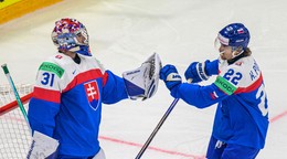 Samuel Hlavaj a Kristán Pospíšil (obaja Slovensko) počas zápasu základnej B-skupiny Slovensko - Nórsko na MS v hokeji 2026. 