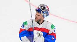 Samuel Hlavaj (Slovensko) ďakuje fanúšikom po zápase základnej B-skupiny Slovensko - Nórsko.