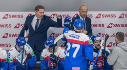 Vladimír Országh a asistent trénera Ján Pardavý, v popredí uprostred hráč Marek Hrivík počas zápasu základnej B-skupiny Slovensko - Nórsko na MS v hokeji 2026. 