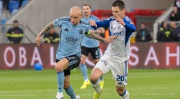 Kapitán Slovana Vladimír Weiss ml. a Luka Lemiško z Michaloviec počas záverečného 10. kola nadstavbovej časti Niké ligy - skupina o titul ŠK Slovan Bratislava - MFK Zemplín Michalovce.