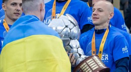 Na snímke hráč Slovana Vladimír Weiss ml. s trofejou počas osláv majstrovského titulu.