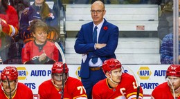 Tréner Calgary Ryan Huska, vľavo dole slovenský útočník Martin Pospíšil. 