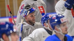 Brankár Samuel Hlavaj počas tréningu slovenskej hokejovej reprezentácie na MS v hokeji 2026.