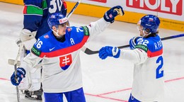 Na snímke vpravo hráč Kristán Pospíšil (Slovensko) sa teší z gólu so spoluhráčom Martinom Pospíšilom v zápase základnej B-skupiny Taliansko - Slovensko.