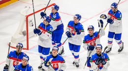 Slovenskí hokejisti ďakujú fanúšikom po víťazstve v zápase Taliansko - Slovensko.