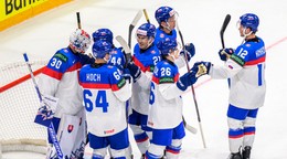 Slovenskí hokejisti ďakujú brankárovi Adamovi Gajanovi po víťazstve v zápase základnej B-skupiny Taliansko - Slovensko. 