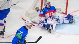 Brankár Adam Gajan inkasuje gól v zápase Slovensko - Slovinsko na MS v hokeji 2026.