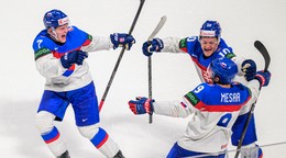 Maxim Štrbák a Adam Sýkora sa tešia z víťazného gólu, ktorý strelil Filip Mešár v samostatných nájazdoch počas zápasu základnej B-skupiny Slovinsko - Slovensko na MS v hokeji 2026.