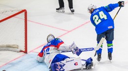 Brankár Adam Gajan (Slovensko), ktorého prekonáva Rok Tičar (Slovinsko) v samostatných nájazdoch.