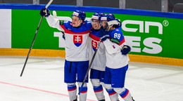 Martin Chromiak, Sebastián Čederle a Adam Sýkora sa tešia z gólu počas zápasu Dánsko - Slovensko.