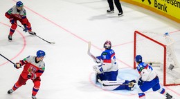 Český útočník Roman Červenka strieľa víťazný gól v zápase proti Slovensku na MS v hokeji 2026.
