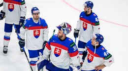 Slovenskí hokejisti po zápase s Českom na MS 2026.