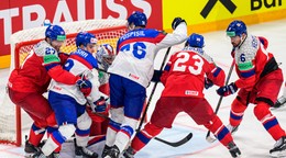 Na snímke zľava Marek Alscher (Česko), Filip Mešár (Slovensko), brankár Josef Kořenář (Česko), Martin Pospíšil (Slovensko), Lukáš Sedlák a Michal Kempný (obaja Česko).