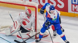 Jet Greaves (Kanada), Oliver Okuliar (Slovensko) a Denton Mateychuk (Kanada) v zápase základnej B-skupiny Slovensko - Kanada.