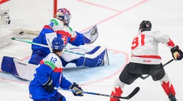 Brankár Samuel Hlavaj (Slovensko), Samuel Kňažko (Slovensko) a John Tavares(Kanada) strieľa gól v zápase základnej B-skupiny Slovensko - Kanada.