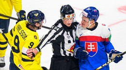 Linus Karlsson (Švédsko) a vpravo Adam Sýkora (Slovensko) v zápase základnej B-skupiny Švédsko - Slovensko.