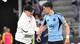Na snímke vľavo tréner Slovana Vladimír Weiss st. a vpravo Niko Jankovič (Slovan).