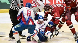 Na snímke zľava Šimon Petráš, Martin Pospíšil (obaja Slovensko) a Filip Buncis (Lotyšsko) bojujú o puk.