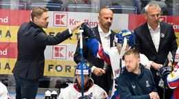 Tréner slovenskej hokejovej reprezentácie Vladimír Országh gestikuluje na striedačke počas prípravného stretnutia Slovensko - Lotyšsko.