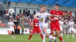 Šimon Šmehýl (Komárno) a Lukáš Filipiak (Zvolen) počas prveho zápasu baráže o účasť v Niké lige MFK Zvolen - KFC Komárno.