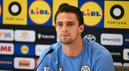 Hráč slovenskej futbalovej reprezentácie Martin Valjent počas tlačovej konferencie.