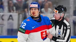 Kristián Pospíšil s krvavým šrámom v zápase proti Česku na MS v hokeji 2026.