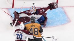 Tomáš Hertl strieľa víťazný gól Vegas v treťom zápase proti Coloradu.