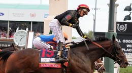 Džokej Jose Ortiz a kôň Golden Tempo (19) vyhrali Kentucky Derby 2026.
