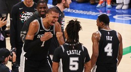 Útočník Victor Wembanyama zo San Antonia Spurs sa teší.