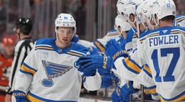 Na snímke je útočník tímu St. Louis Blues Dylan Holloway.