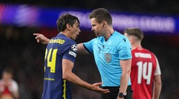 Robin Le Normand v rozhovore s rozhodcom Danielom Siebertom počas odvety semifinále Ligy majstrov.