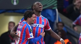 Futbalisti Crystal Palace oslavujú gól.