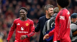 Michael Carrick s hráčmi Manchestru United. 