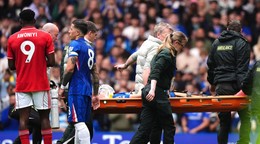 Jesse Derry z Chelsea je odnesený z ihriska na nosidlách po zranení hlavy.