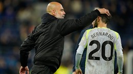Tréner Pep Guardiola a Bernardo Silva počas zápasu Manchester City a Everton.