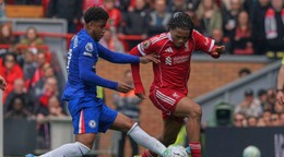 Andrey Santos z Chelsea zastavuje sklzom Ria Ngumohu z Liverpoolu.