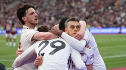 Arsenal oslavuje gól. 