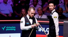 Momentka zo zápasu Mark Allen - Yize Wu v semifinále MS v snookri 2026. 