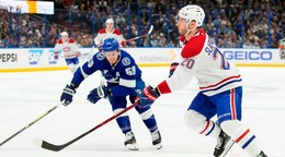 Juraj Slafkovský (vpravo) a Jake Guentzel v siedmom zápase medzi Tampou Bay a Montrealom.