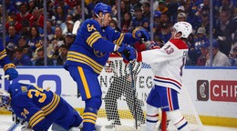 Logan Stanley (vľavo) a Cole Caufield počas zápasu Buffalo - Montreal v play-off NHL.