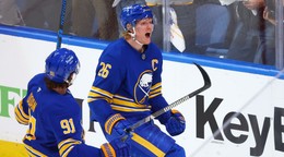 Obranca Rasmus Dahlin (26) v drese Buffala Sabres.
