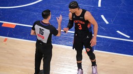 Ilustračná fotografia hráč Josh Hart (3) z New York Knicks a rozhodca.
