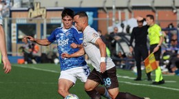 Slovenský stredopoliar Stanislav Lobotka (vpravo) z Neapola a Alex Valle Gomez z Coma v súboji o loptu.