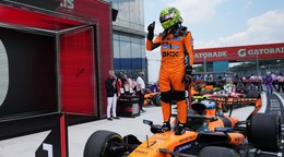 Lando Norris oslavuje triumf v šprinte.