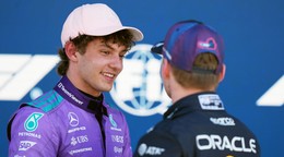 Kimi Antonelli si podáva ruku s Maxom Verstappenom po kvalifikácii na VC Miami 2026.