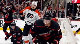 Taylor Hall (71) oslavuje víťazný gól Caroliny v predĺžení proti Philadelphii.