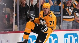Na archívnej snímke z 19. apríla 2026 hokejista Penguins Jevgenij Malkin sa teší z gólu.