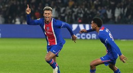 Futbalista Paríža St. Germain Desire Doue (vľavo) sa teší z gólu v zápase 33. kola Ligue 1 Paríž Saint-Germain - Stade Brest.