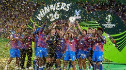 Hráči Crystal Palace oslavujú s trofejou Konferenčnej ligy.